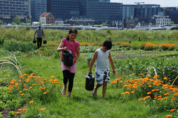Kinderen in bloemen tuinstad